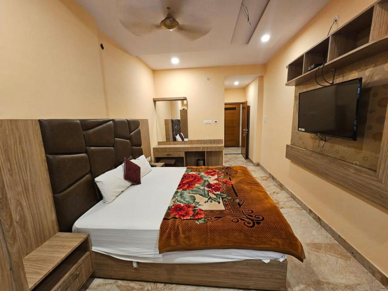 Hotel Aditya Inn Varanasi Exterior photo